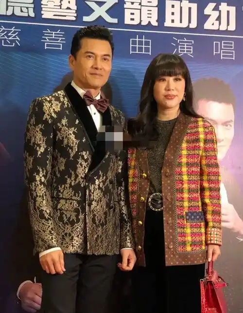 吕良伟老婆气质真迷人,黑红印花裙搭齐刘海,不像50岁女人_杨小娟_裙装