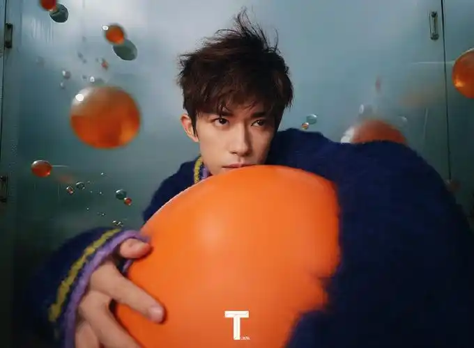 来自千玺2021年在微博上分享的一个dv视频@tfboys-易烊千玺#易烊千玺