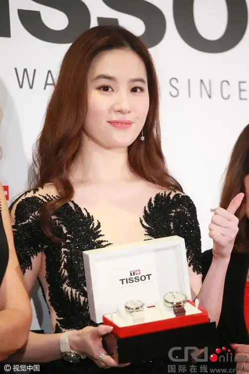 刘亦菲身穿优雅长裙 皮肤白皙水嫩婴儿肥可爱