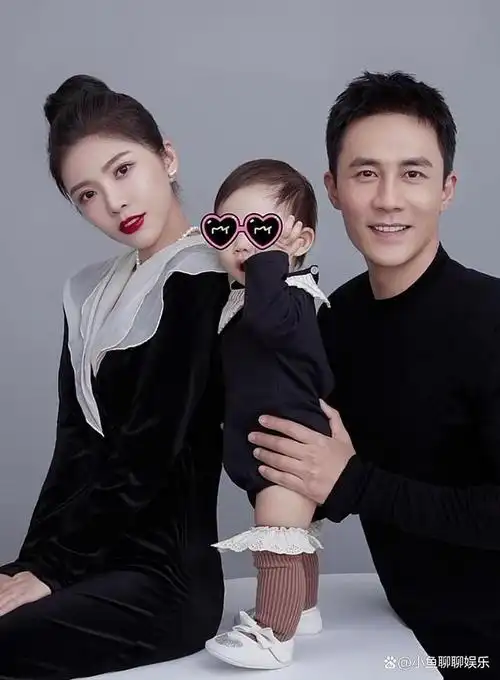 上次小蛋饺过1岁生日的时候杜淳就曾晒出一组全家福照片,当时一家三口