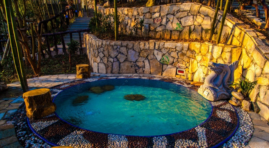 位于江西省宜春市袁州区温汤镇潭下村,明月山天沐温泉拥有全球稀有的