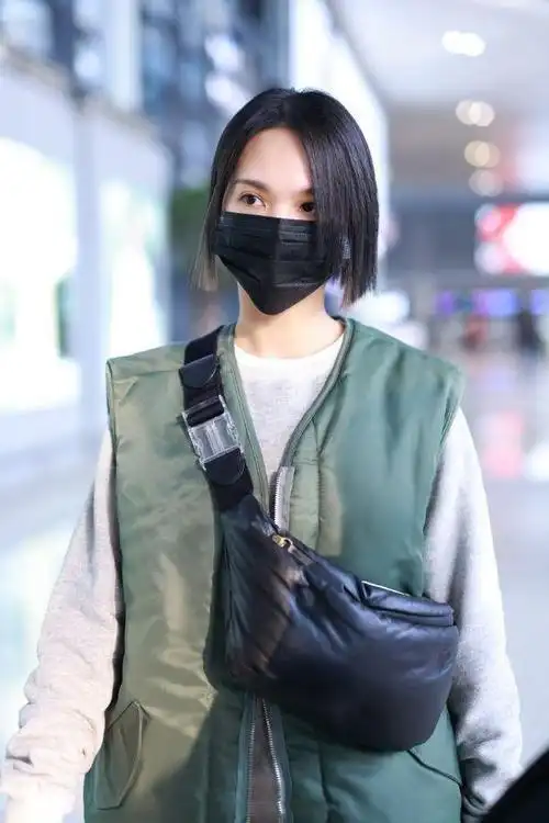 刚团聚又要分离了吗杨丞琳独自走机场剪短发叠穿马甲真帅气