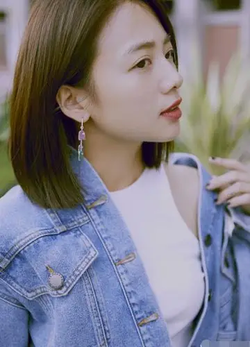 亲生母亲将她"卖了",公司逼她整容,今29岁却被何炅宠成公主