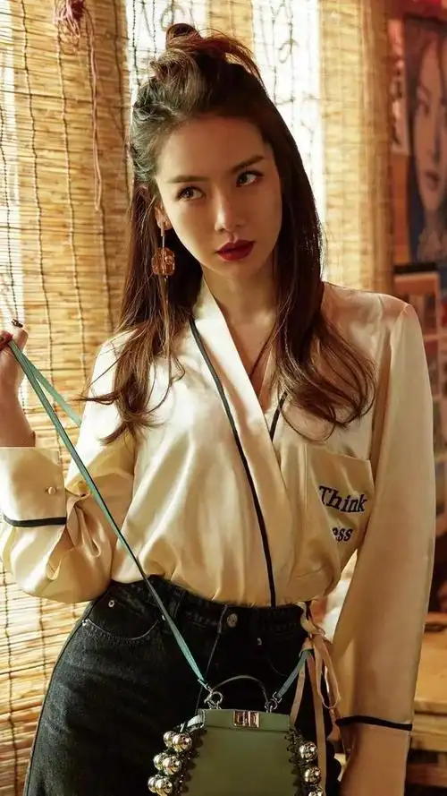 高冷女王戚薇高清手机壁纸