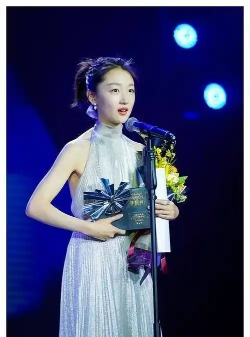 31岁周冬雨机场疑似玩擦边?真空上阵,领口开太大!