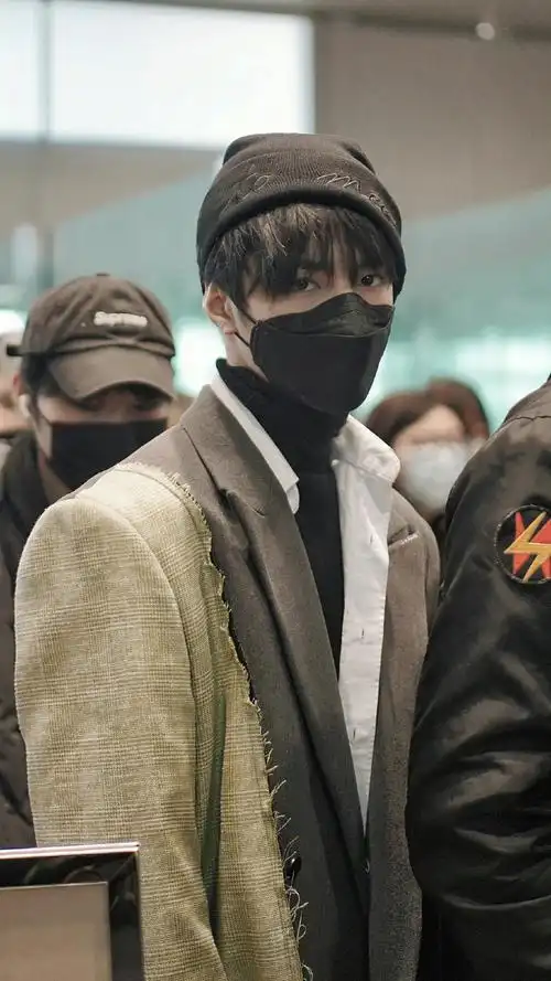 刘耀文机场全黑造型饭拍