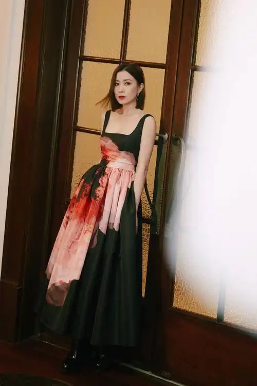 佘诗曼穿深色印花吊带裙美照曝光 又御又撩状态好