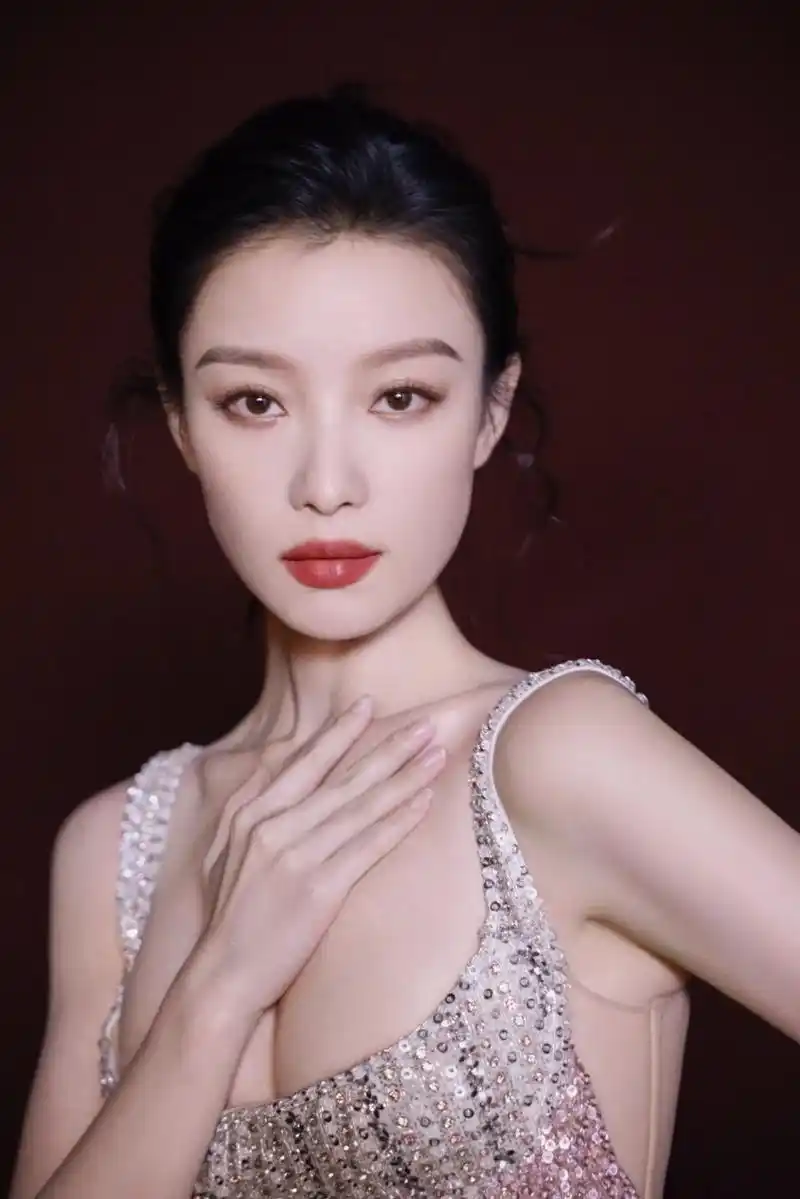 倪妮工作室发布了一组最新造型图,倪妮身着粉色渐变亮片礼服,优 - 抖