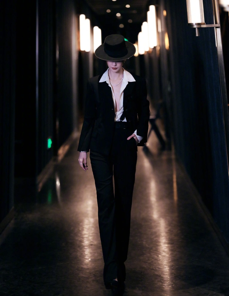 被金晨"撩"到了,穿一身黑色西装走"上海滩"风格,又欲又a