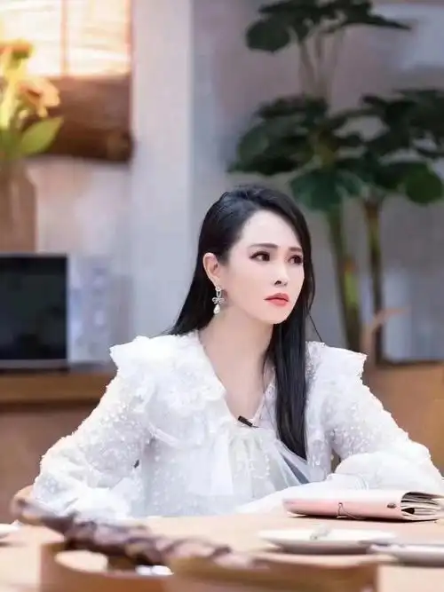 伊能静穿着coven garden白色高定衬衫录制优酷视频《我们恋爱吧》节目