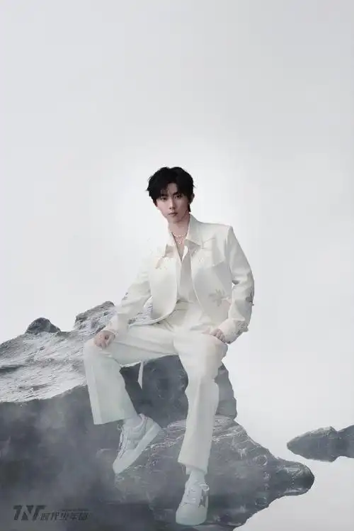 中国国际时装周超话#中国国际时装周##了不起的中国设计#  马嘉祺