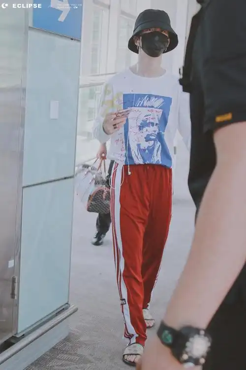 组图范丞丞慵懒风穿搭现身机场红色运动裤脚踩拖鞋潮范足