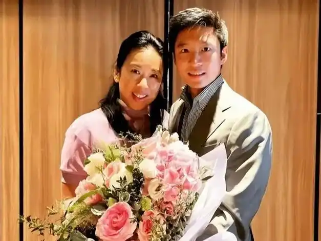 朱玲玲三子罕同框同穿西服套装悼念爷爷霍英东一个比一个帅气