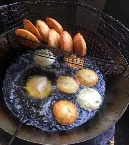 jory君君 现场制作油炸果,裹上厚厚的面粉,往油锅里一丢,噗噗溅起