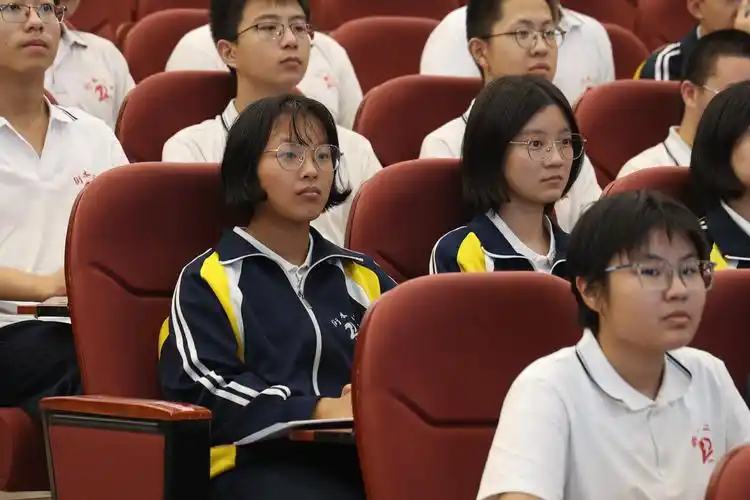 强国复兴有我劳动创造幸福衡水二中组织学生观看劳动教育进校园活动线