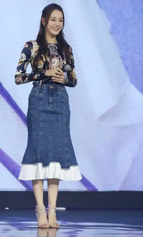 迪丽热巴走少女路线穿背带裤像个学生造型太有文艺气息了