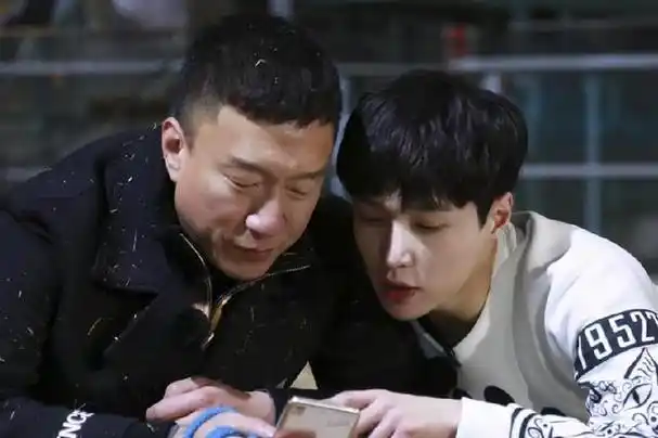 好男人张艺兴拒绝女下属外出陪酒不需要穿短裙露肉