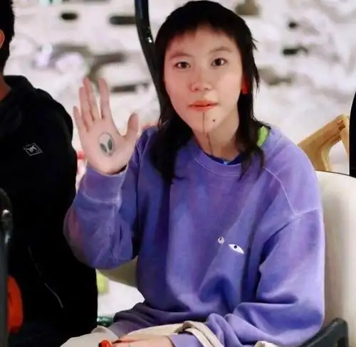 王菲两个女儿差别大一个13岁成性感少女一个22岁爱纹身