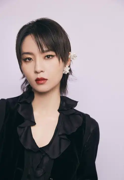 周笔畅纯黑酷飒写真照释出 强势耀眼气场全开