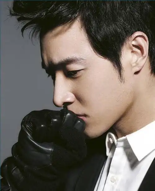 潘玮柏的侧脸是不是比正脸好看一点啊?