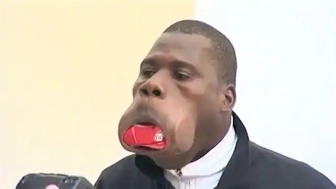 世界上嘴巴最大的人,轻松吞掉可乐,"血盆大口"让人心惊肉跳_网易订阅