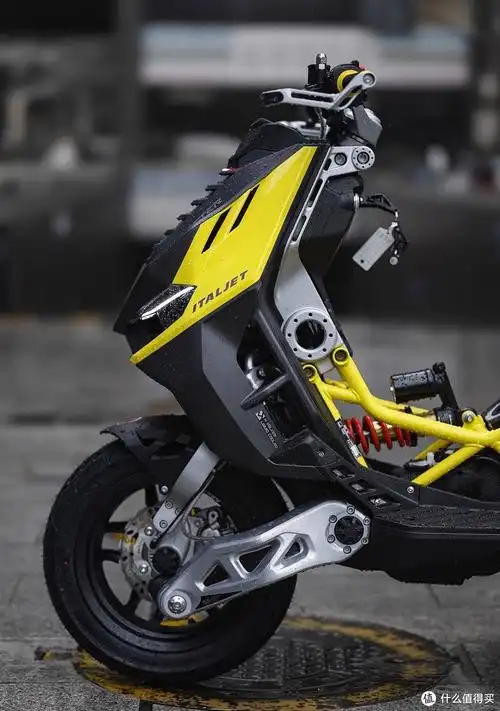 摩托车 篇二:dragster200,鬼火少年的终极座驾,"工业垃圾"中的颜值