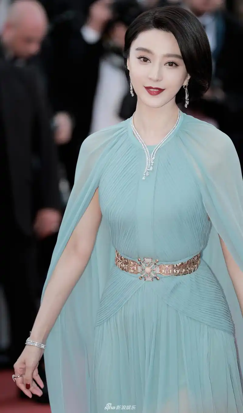 组图范冰冰亮相戛纳红毯墨蓝色长裙仙气十足