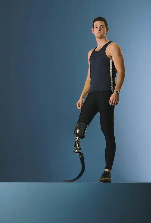 年轻男性跑步者,假肢,肖像图片