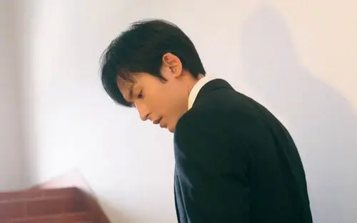 张哲瀚帅气有型写真桌面壁纸