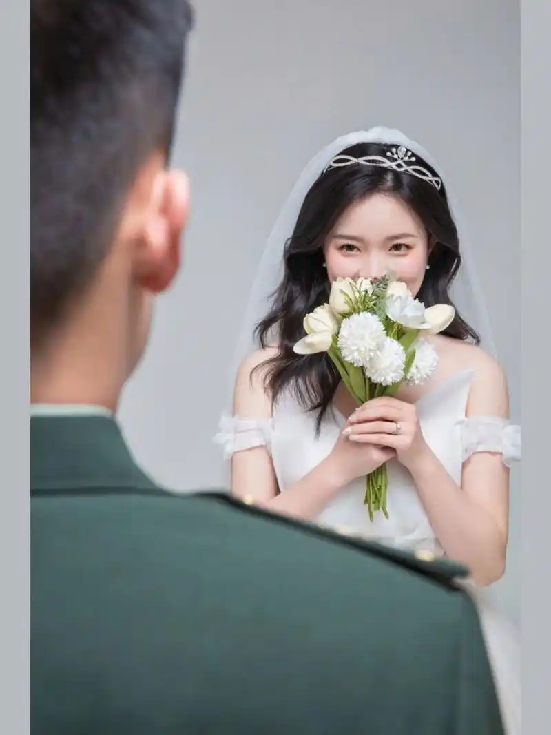 军装婚纱照(太好看了) 橄榄绿配白纱,我中心最美.