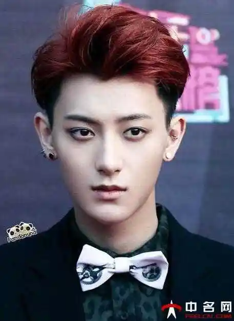 偏分发型是展现自信感的很好体现,三七分短发,梳理光洁不失时尚蓬松感