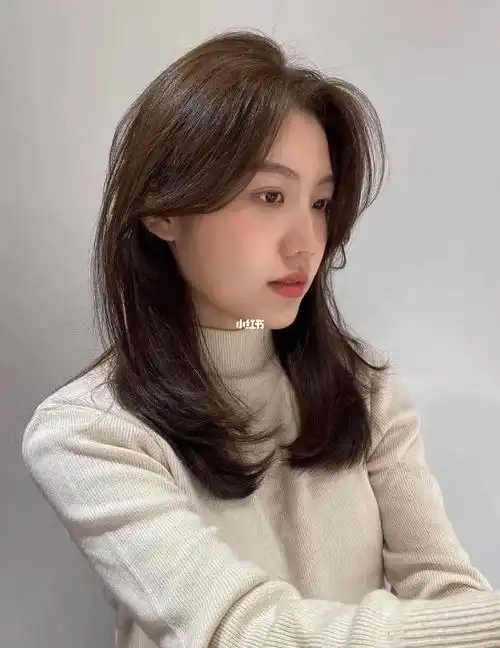 气垫烫中长发发型,颇显优雅淑女范 刘海搭配,两侧的刘海微微进行了