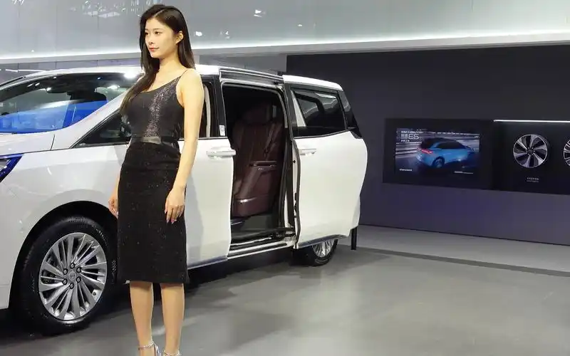 别克展台 网红车模走秀 武汉国际车展2023