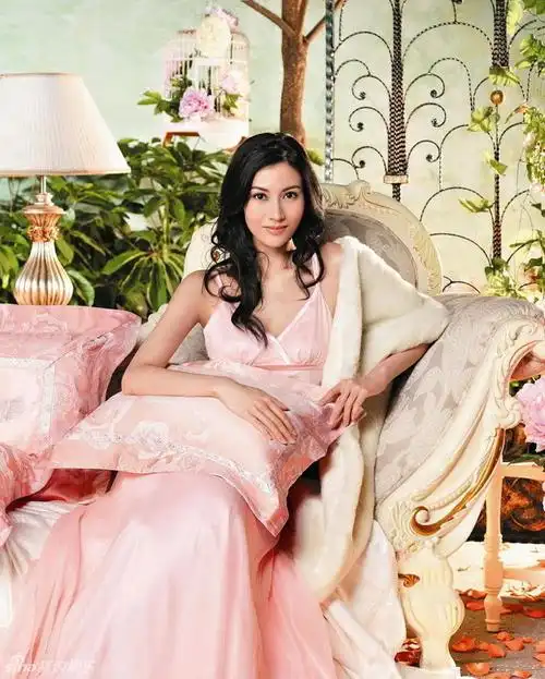 李嘉欣代言床品广告