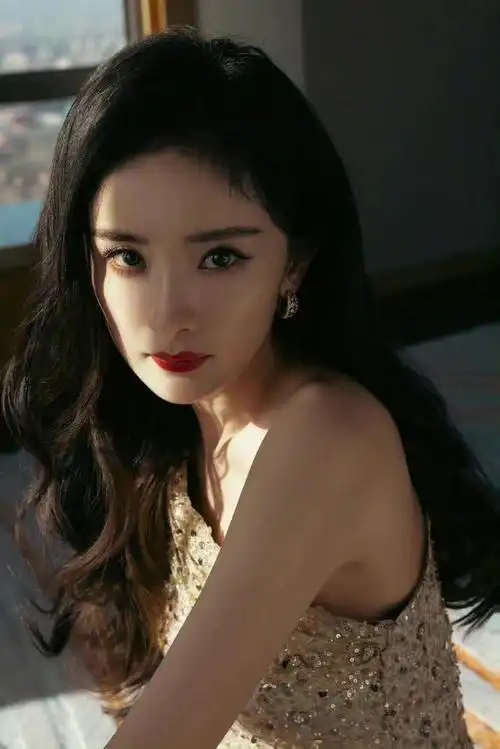 身着鎏金高开叉长裙,搭配黑色大波浪发型的杨幂在今年相约雅诗兰黛