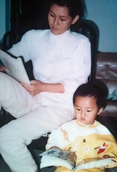 吴亦凡幼时旧照首曝光 孝顺男孩可爱爆棚