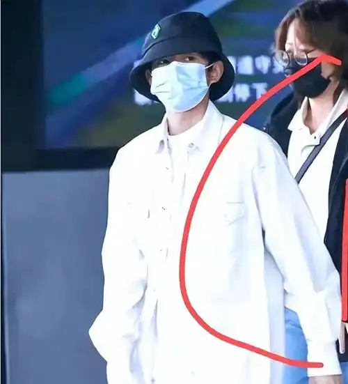 曝王俊凯养嫂子事件被实锤与杨柳穿情侣鞋人前避嫌人后黏一起