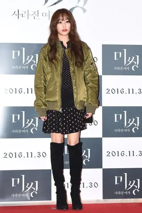 诱人的冬季时尚项目高筒靴造型明星风格