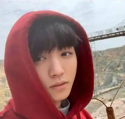 王俊凯发文庆新剧杀青,剧中饰演马山经历冒险之旅,新照显憔悴!