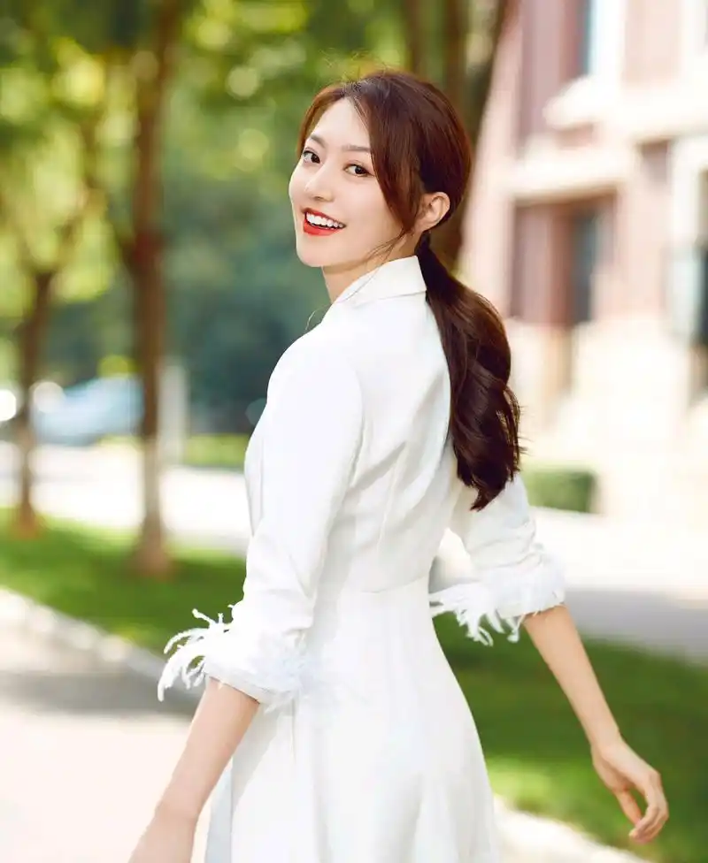 优雅时尚的黄梦莹