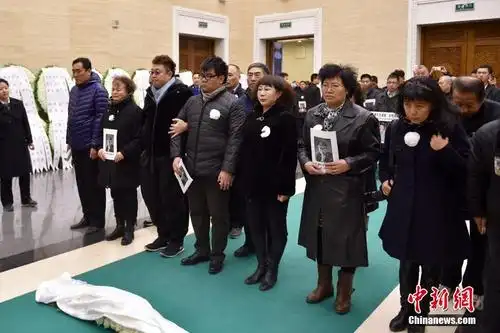 追悼会现场气氛肃穆,李双江,梦鸽等现身.中新网记者 金硕 李泊静 摄