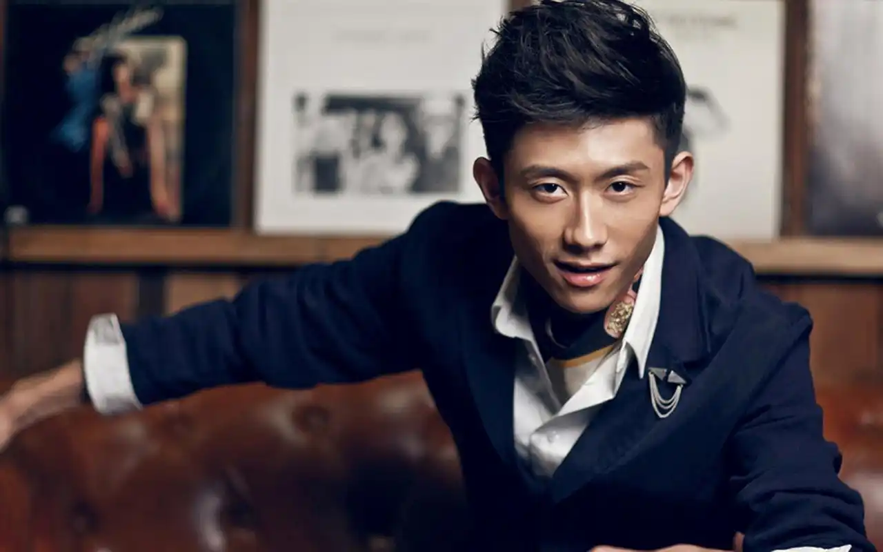 张一山帅气西装高清桌面壁纸