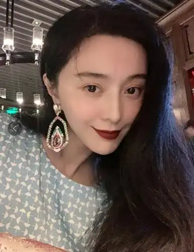 范冰冰深夜晒伪素颜,自曝没开美颜相机,频繁与网友互动很亲民?