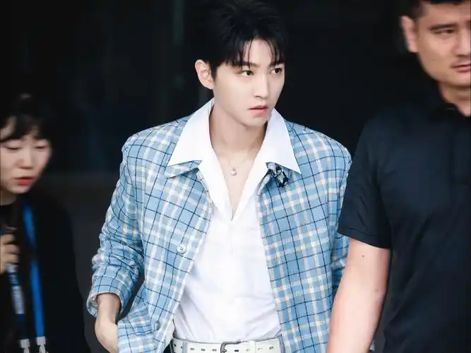 王俊凯录制你好星期六,粉丝应援被hi6工作人员要求让位置,小凯下班后