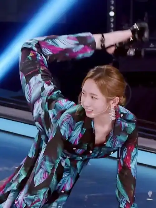 孟美岐学习蝎子腿,轻轻松松就拿下!丨舞蹈生