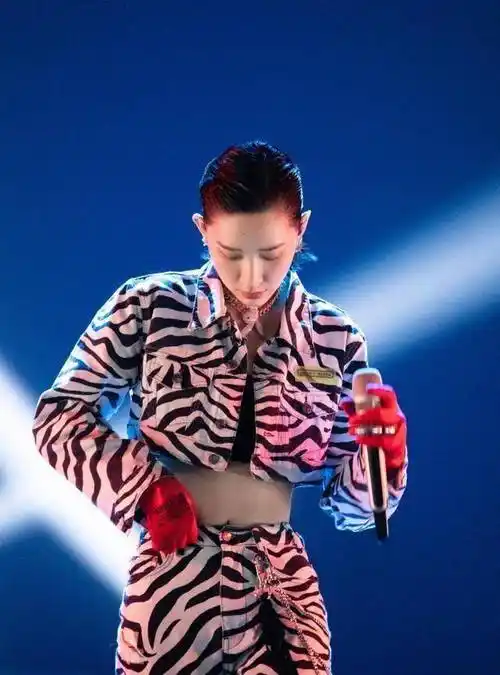 "李斯丹妮团"五公造型大比拼,张雨绮太魅,金晨太美,李斯太飒_姐姐