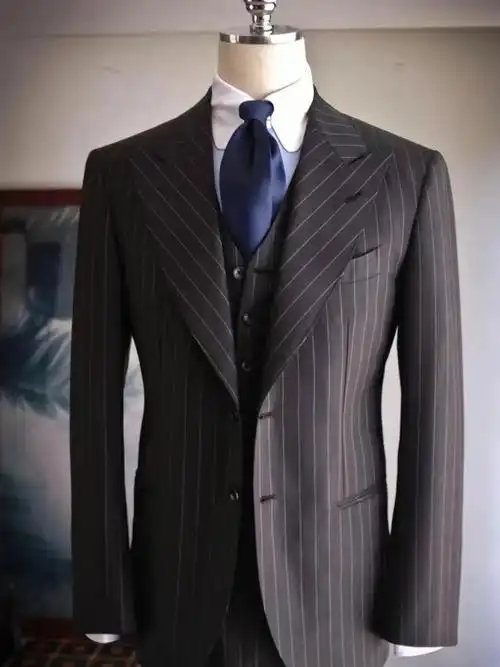 条纹西装摆脱了纯色西装单一的色彩