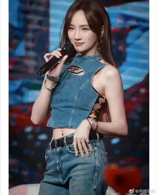 孟佳穿搭界的显眼包