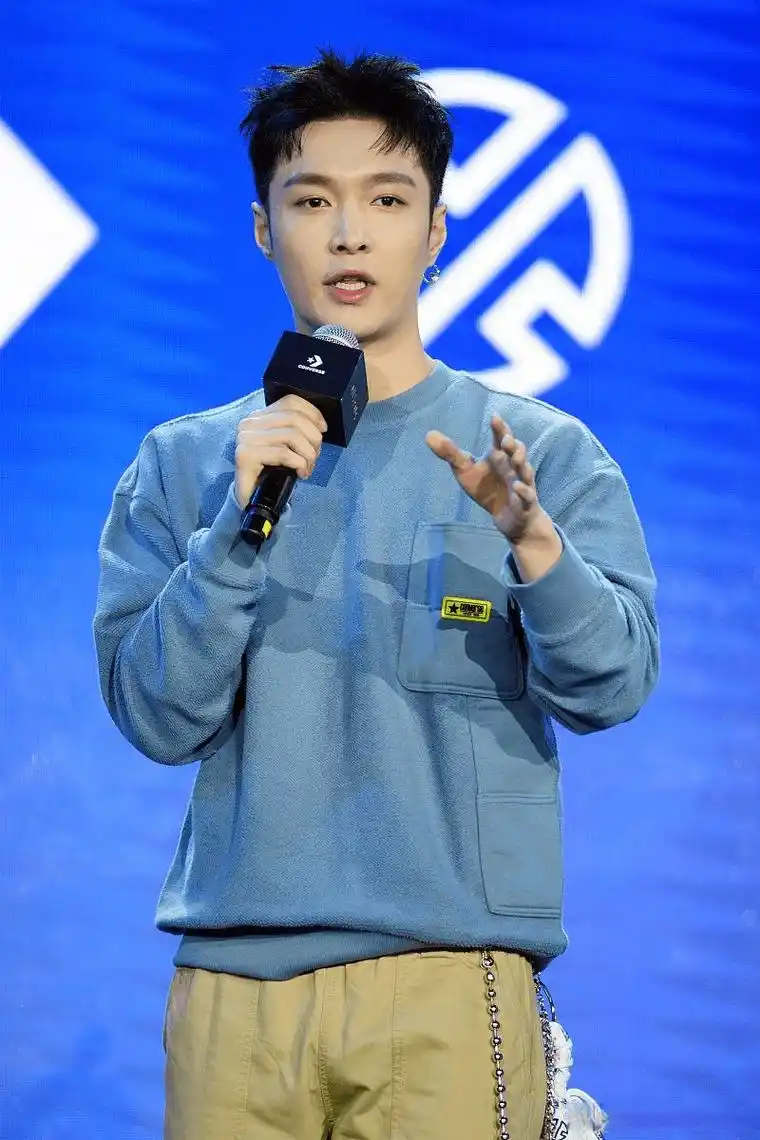 在导演千难万难的时候黄渤介绍张艺兴给导演认识,因为黄渤的指导