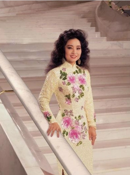 香港歌后"徐小凤"年轻时的珍贵老照,今身材走样叹时光荏苒